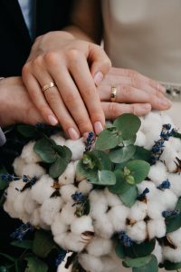 Alianças dos noivos item de necessidade presente no casamento