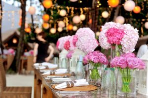 organizar decoração com flores coloridas nas mesas para casamento