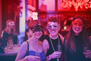 organizar evento com tema de baile de máscaras