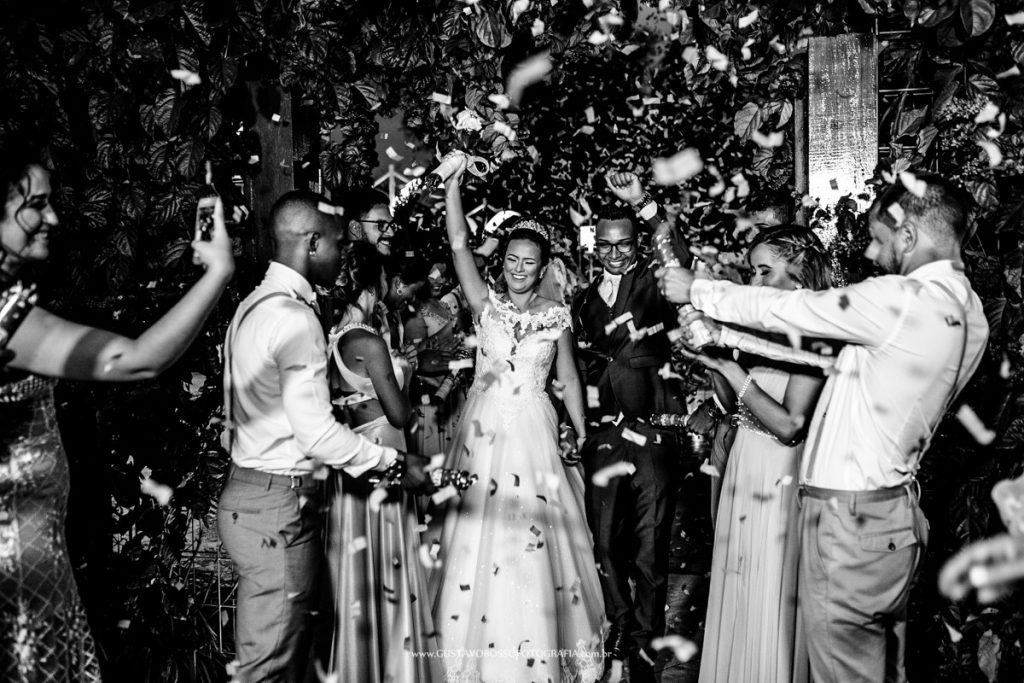 As tradições da festa de casamento com noivos e confetes